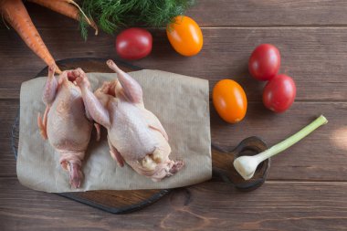 El işi kağıdında taze çiğ organik bıldırcın eti. Sağlıklı bıldırcın çorbası pişirmek için malzemeler..