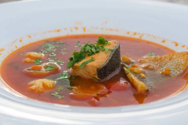 Geleneksel Fransız mutfağı. Marseilles Bouillabaisse 'in ünlü balıkçılarının beyaz tabakta karides, midye ve balık çorbası..