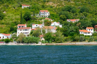 Herceg Novi, Karadağ, Ağustos 2021. IgaloBoko-Kotor Körfezi manzarası, dağlar ve Herceg Novi köyü. Igalo tatil köyü. Karadağ 'dan Seyahat.