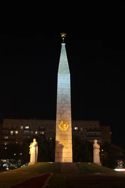 モスクワ市の夜の記念碑都市英雄 — ストック写真