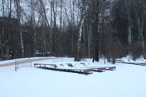 Zima Moskwie Park Pokryta Śniegiem Ławka Rekreacji — Zdjęcie stockowe