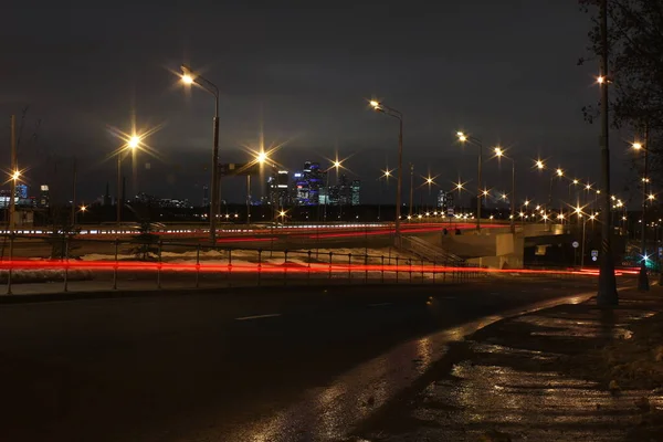 Nachtverkehr Moskau Auf Der Autobahn Hochhäuser Hintergrund Langzeitbelichtungsfoto — Stockfoto