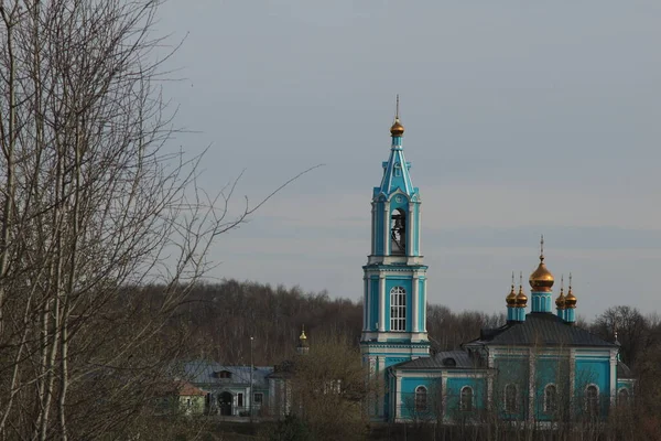 Iglesia Ortodoxa Colina Cerca Del Abedul Primavera —  Fotos de Stock