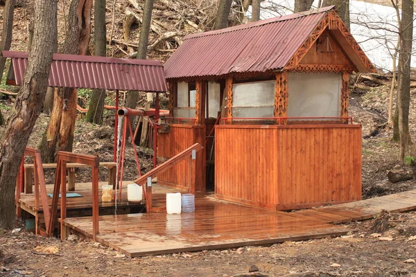 Casa Madera Con Resorte Una Tubería — Foto de Stock