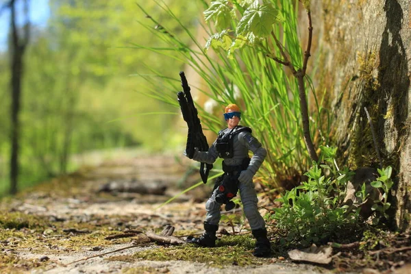Een Speelgoedfiguur Van Een Militaire Soldaat Met Een Machinegeweer Zijn — Stockfoto