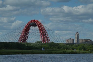 Moskova şehri 2021 nehir kıyısında kırmızı örümcek şeklinde pitoresk bir köprü.