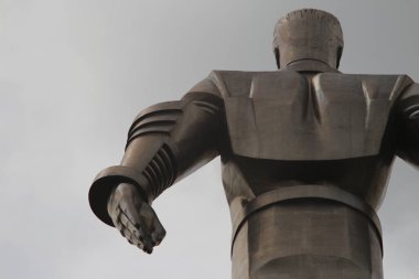 Moskova şehri 2021 Leninsky Prospekt Yuri Gagarin 'in anıtı uzaya giden ilk insan, odak uzaklığı 200 mm