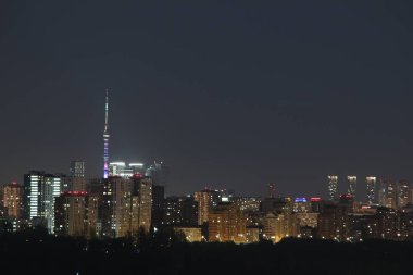 Moskova 2021, geceleri gökdelenlerin manzarası.