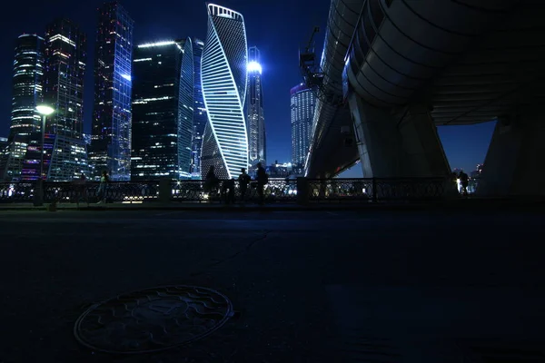 2021年的今天 莫斯科市是普雷恩斯卡亚河堤和桥上高楼的夜晚 — 图库照片