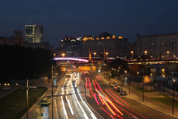 2021年的莫斯科市堤岸 夜间照明 — 图库照片