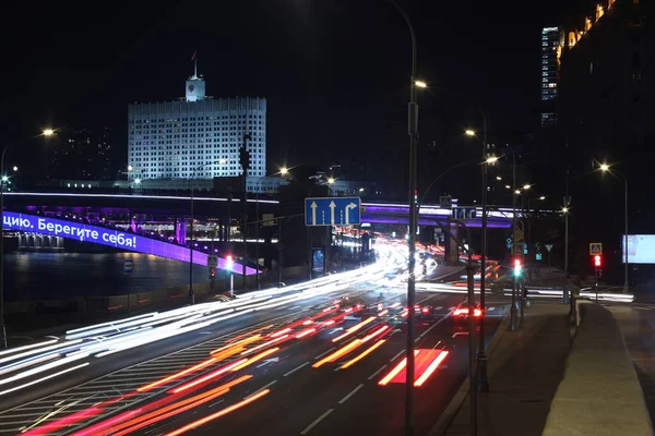 Città Mosca 2021 Notte Buia Luce Dei Fari Casa Bianca — Foto Stock