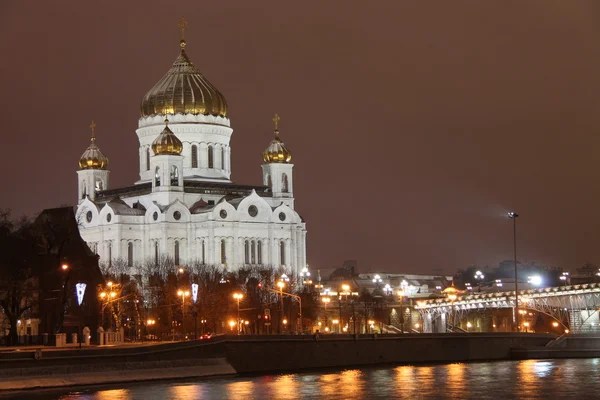 Katedralen Kristus Frälsaren banvallen av floden Moskva — Stockfoto