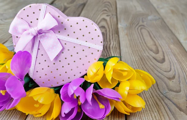 Bouquet di crochi e confezione regalo — Foto Stock