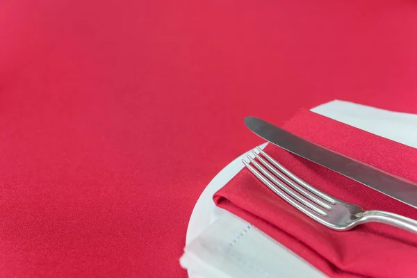 Elegantes ajustes de lugar en un mantel rojo — Foto de Stock