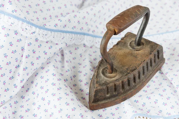 Old clothing iron — Stock Photo, Image