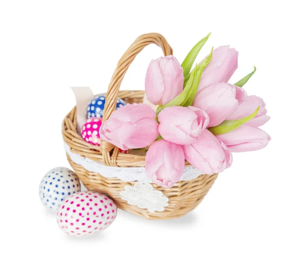 有花朵和复活节蛋的篮子 — 图库照片