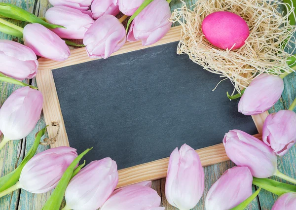 Composición de Pascua con pizarra, tulipanes y huevo —  Fotos de Stock