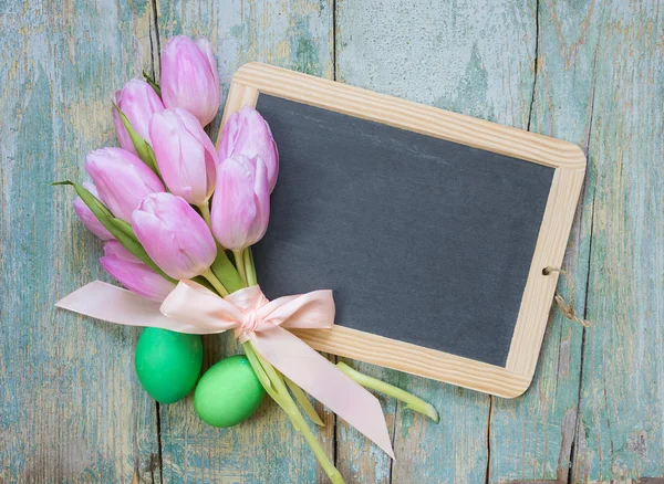 Composición de Pascua con tulipanes y huevos —  Fotos de Stock