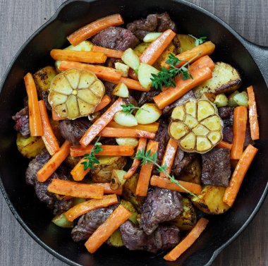 Kızarmış et ve sebze.