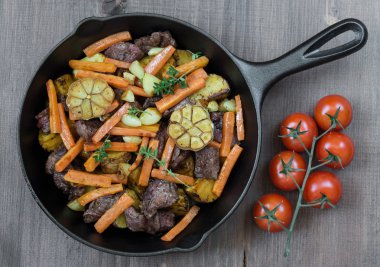 Kızarmış et ve sebze.