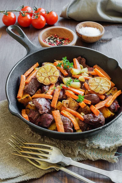 Asado con verduras —  Fotos de Stock