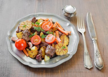 Kızartma sebze ile vahşi oyun