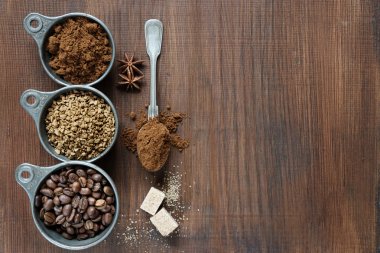 kahve ahşap arka plan üzerinde farklı türleri