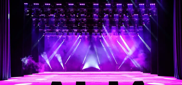 Концертна сцена з фіолетовим світлом — стокове фото