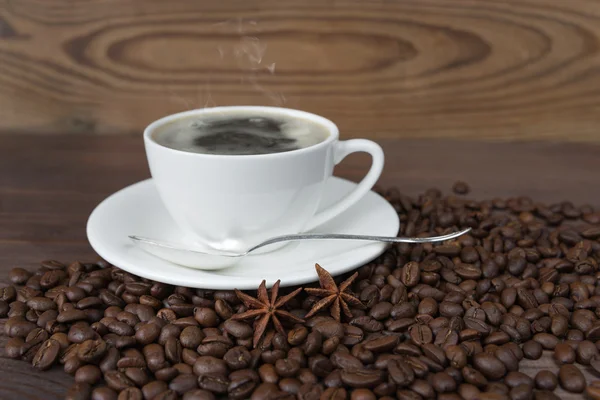 Bir fincan kahve ve kahve çekirdekleri — Stok fotoğraf