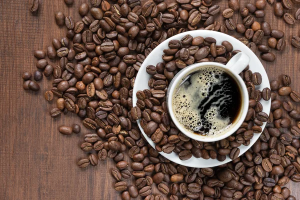 bir fincan kahve ve kahve çekirdekleri