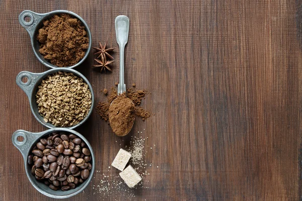 kahve ahşap arka plan üzerinde farklı türleri