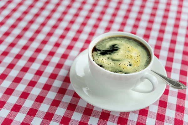 Café preto em um copo de porcelana branca — Fotografia de Stock