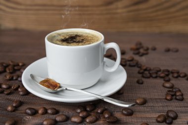 bir fincan kahve ve kahve çekirdekleri