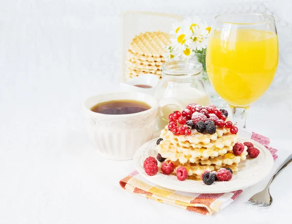 Café da manhã com chá, waffles, bagas e suco — Fotografia de Stock