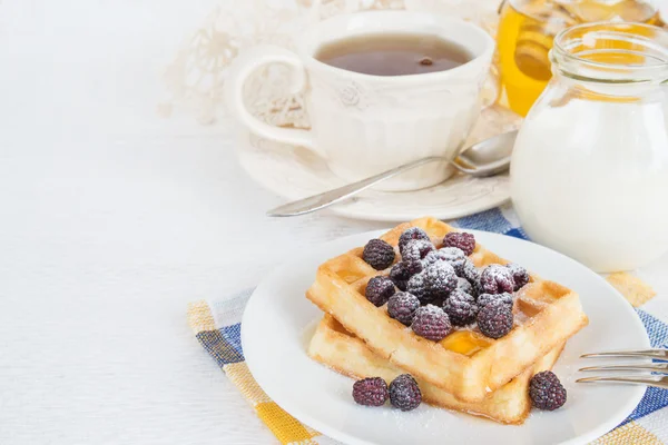 Taza de té, gofres, leche y miel —  Fotos de Stock