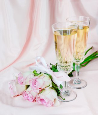 şarap ve pembe güller