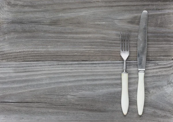 Cubertería vintage sobre fondo de madera — Foto de Stock