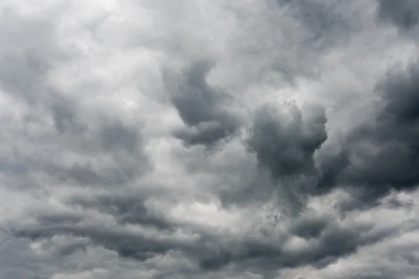 暴风雨天空与戏剧性的云彩 — 图库照片