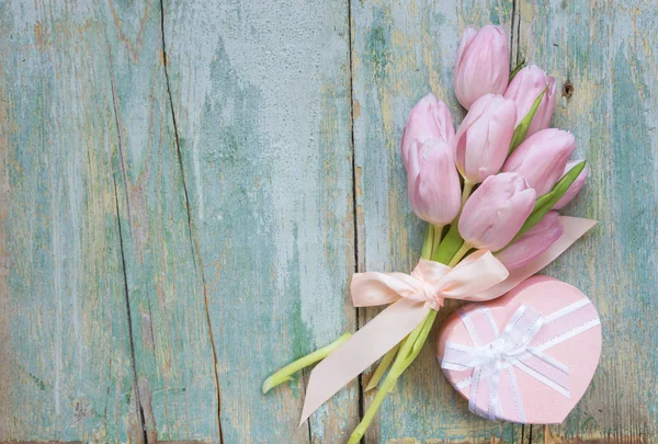 Flowers and gift box — Stock Photo, Image