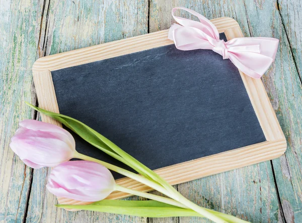 Tavola di gesso e tulipani rosa — Foto Stock