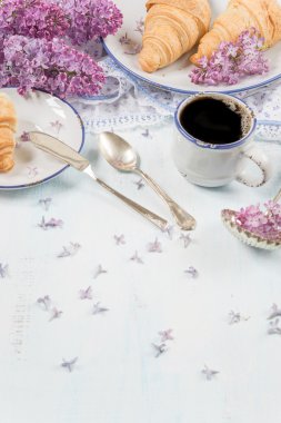 Bahar kahvaltı kahve ve kruvasan