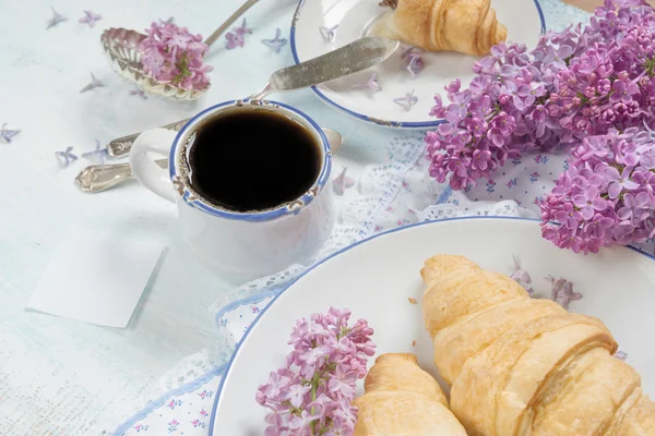 Jarní snídani s kávou a croissanty — Stock fotografie