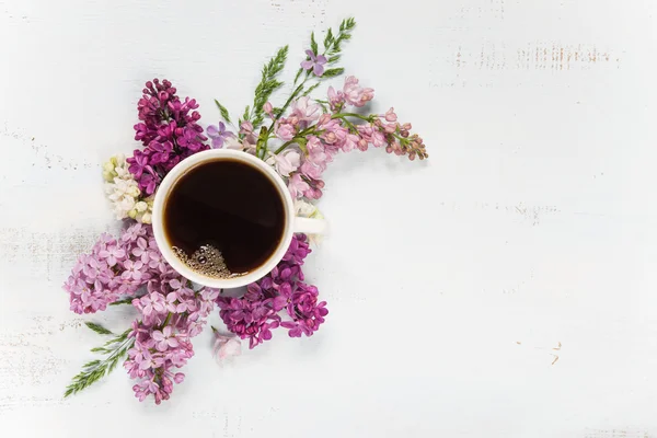 Café et différentes fleurs de lilas — Photo