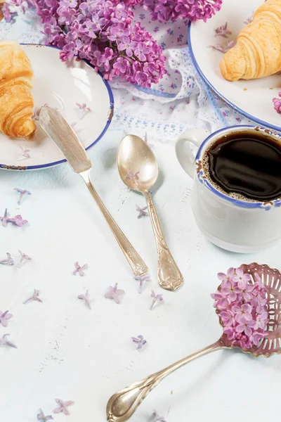 Jarní snídani s kávou a croissanty — Stock fotografie