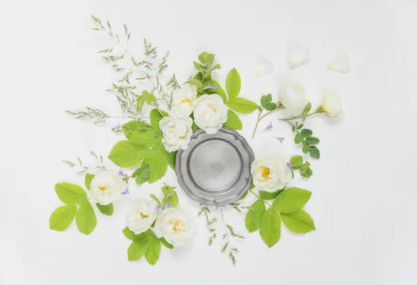 Decoratieve compositie bij metalen plaat en roze bloemen — Stockfoto