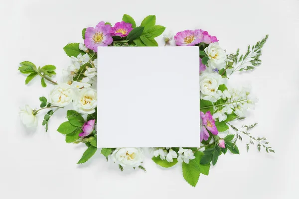 Scrapbook página con rosas silvestres y flores blancas — Foto de Stock