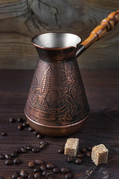 Starověké kávovar na tmavém pozadí dřevěná — Stock fotografie