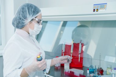 Kadın bilim laboratuarında