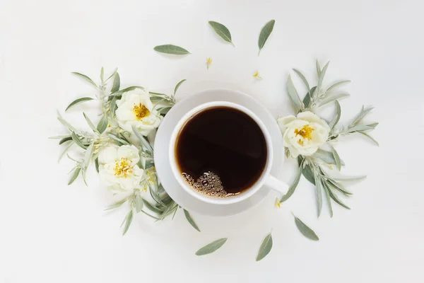 Poranna kawa i białe róże dzikie — Zdjęcie stockowe