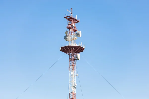 Cellular towe in front of blue sky — Stock Photo, Image